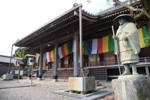 愛知県西尾市浄願寺　本堂と銅像